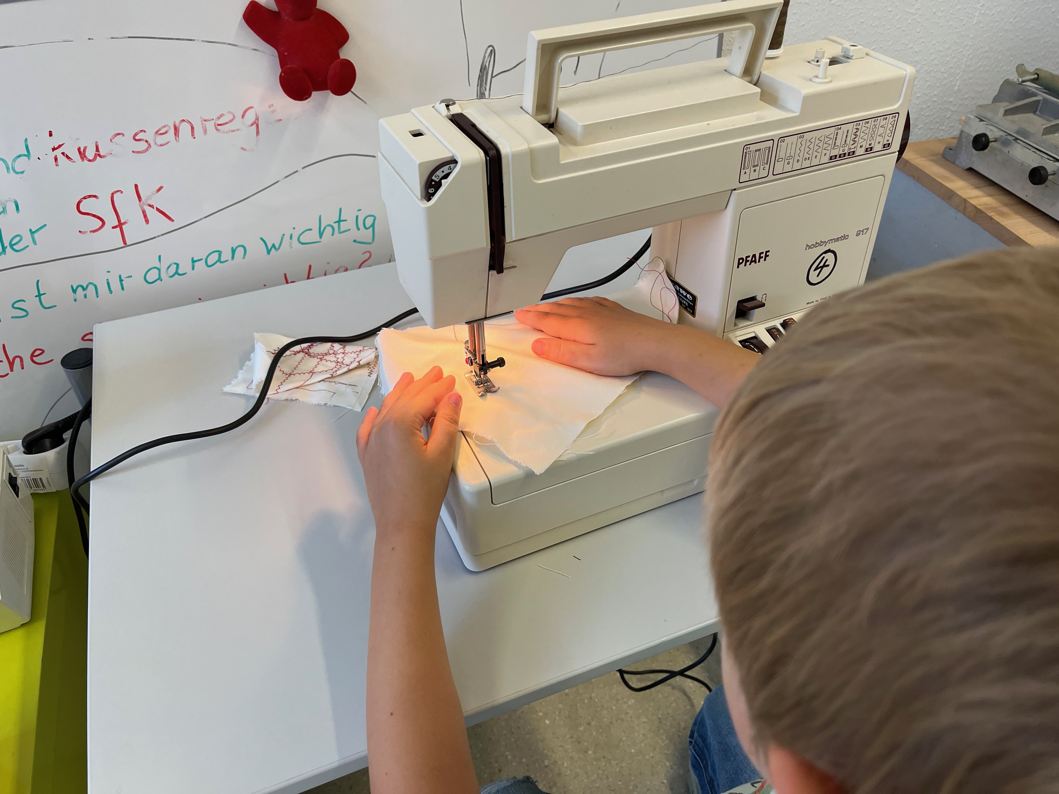 Kinder an der Nähmaschine