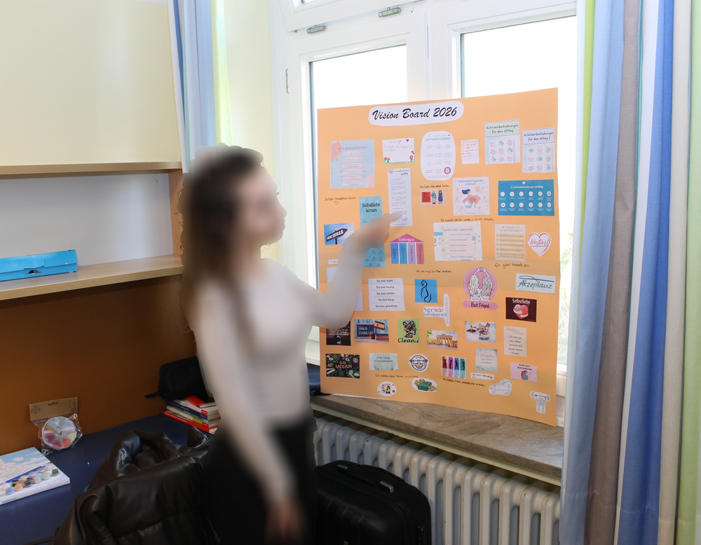 Patientin zeigt ihr Visionboard.