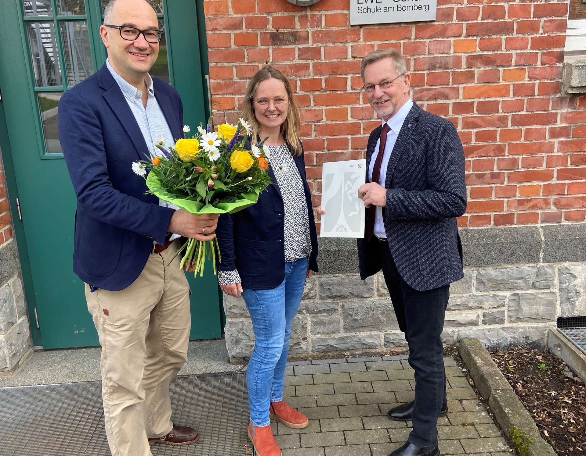 Dr. Robert Waltereit, Ärztlicher Direktor des LWL-Klinikums Marsberg, Schulleiterin Nicole Köchling-Dicke und Ulrich Neumann, Dezernent für Fördersch