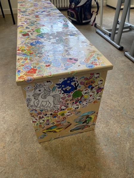 Up-cycling: In der Schule am Bomberg wurden Möbel beklebt.