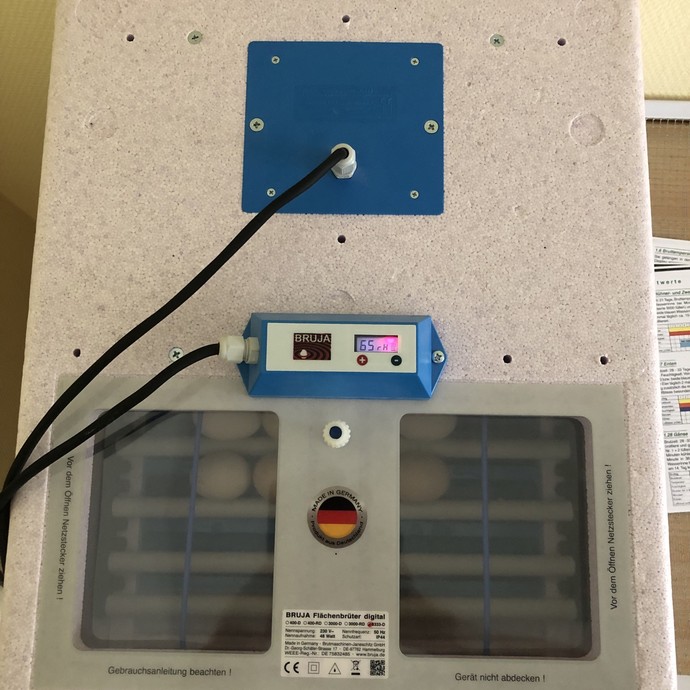 Die Brutmaschine für die Kükeneier. (vergrößerte Bildansicht wird geöffnet)