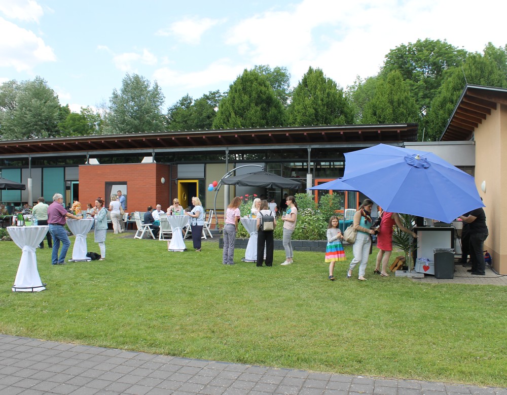 Die Tagesklnik hat einen großen Garten.